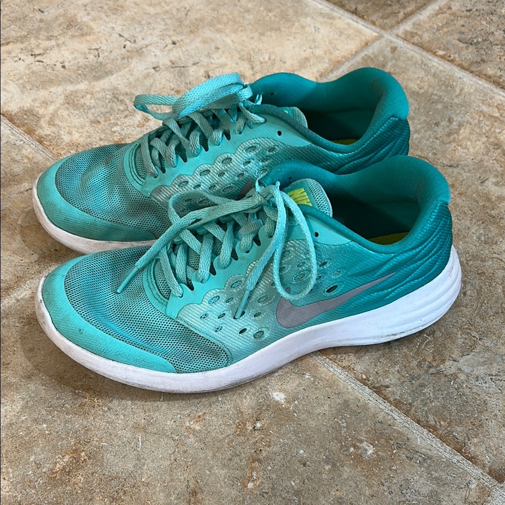 Nike Women's Turquoise Athletic Shoes